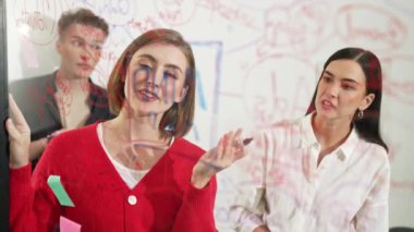 Başarılı bir iş kadını yaratıcı iş toplantısında fikir paylaşırken proje yöneticisi de bu fikri güvenli bir şekilde dinliyor ve sunuyor. Mutlu yaratıcı toplantılar ve birlikte çalışmalar. Tertemiz..