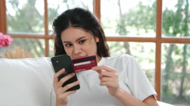 Kadın alışverişi ya da internet pazarında online ödeme modern yaşam tarzı için satılık eşyalar arıyor ve canlı siber güvenlik yazılımı tarafından korunan cüzdandan çevrimiçi ödeme için kredi kartı kullanıyor