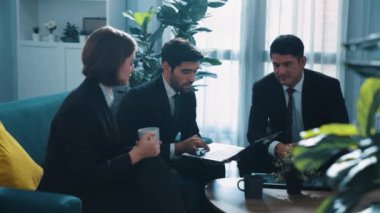 Kafkas işadamı akıllı proje yöneticisine dizüstü bilgisayar kullanarak pazarlama planını sundu. Toplantı odasında iş birliği yaparak finansal strateji konusunda fikir alışverişinde bulundular. Müdürlük.