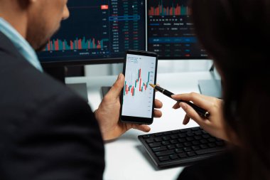 İki iş adamının internet sitesindeki dinamik borsa tartışmalarıyla telefona odaklanmak, modern ofisteki risk verilerine uygulanan gerçek zamanlı döviz kuru yatırımıyla karşılaştırılacak. Varsayım.