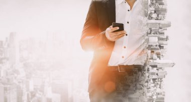 Business Communication Network Technology Concept - İş adamlarının modern şehir planında akıllı telefon ya da cep telefonu aygıtı kullanmaları. uds