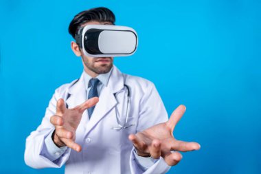 Tıbbi form tutarken VR gözlük ve laboratuvar önlüğü takan profesyonel bir doktor. Metastaz ya da sanal gerçeklik dünyasını hastalarla konuşmak ve onları iyileştirmek için kullanırken şekle bakan çekici bir doktor. Sapma.