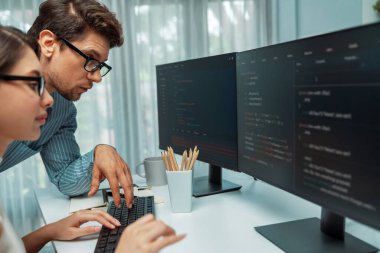 Takım becerisi geliştiricileri programı en yeni kodlama yaratıcı web sitesi planlama yazılım projesini iki bilgisayar ekranında düşünerek, ofiste tam yığın veri analizi ile karşılaştırıldığında. Varsayım.