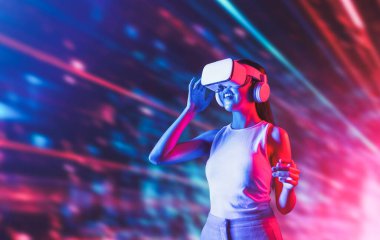 Meta-meta 'da siber punk stilinde ayakta duran zeki kadın metaevrene bağlı VR kulaklık takıyor, gelecekteki siber uzay topluluğu teknolojisi, zarif kadın sanal dünyanın uzak bir konumunda görünüyor. Halüsinasyon.