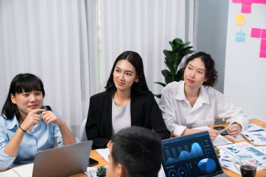 Ofis masasındaki finansal veri raporlarını analiz eden çeşitli bir grup iş analisti. Stratejik pazarlama planlaması için iş istihbarat analizine göre grafikler ve grafikler.