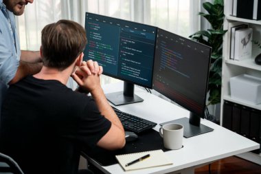 BT geliştiricileri pc ekranında çevrimiçi yazılım geliştirme bilgisini tartışıyor, web sitesindeki son sürüm uygulaması için program kodlaması oluşturuyorlar. Beyin fırtınası yazılımı kavramı güncellendi. Satılabilir.