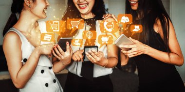 Çevrimiçi alışveriş ve İnternet Para Ödeme İşlem Teknolojisi. Modern grafik arayüzü, müşterilerin internet sitesinden ürün alıp online transferle ödeme yapacakları e-ticaret perakende mağazasını gösteriyor. uds