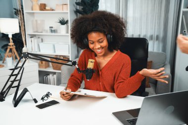 Güzel Afrikalı kadın sunucu kanalı çevrimiçi yayın yoluyla konuşuyor pazarlama öğretiyor, dinleyicileri canlı ya da çevrimiçi. İş yerindeki herhangi bir yer kavramı. Tatlandırıcı.