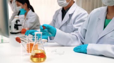 Bilimsel uzmanlığa, laboratuvar ekipmanlarına ve yenilikçi tıbbi biyoteknoloji yazılımına sahip laboratuvar sağlık araştırma ekibi yeni ilaçlar araştırıyor, tedavi geliştiriyor. Ağır çekim. Katı.