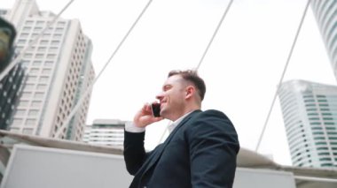 Zeki Kafkas işadamı, şehir merkezinde dururken iş arkadaşını mali strateji planlaması için arıyor. Proje yöneticisi pazarlama ekibiyle iletişim kurmak için cep telefonunu kullanıyor. Yaşam tarzı. Urbane.