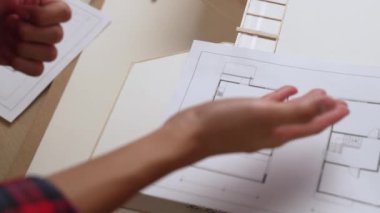 Müşteri denetimi ile yavaş çekim iç mimar taslağı hazırlamak ve ev dekorasyonunu müşteri talebine göre düzenlemek. Mimari müşteri hizmetleri. Filizlenen