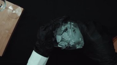 Makrografi, dramatik bir siyah arka planla Mavi Hawaii kokteylinin sanatsal karışımına tanık olun. Her yakın çekim canlı renkleri ve mavi kokteylin hareketini yakalar. Geliştirilebilir.