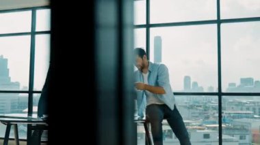 Bir grup yetenekli iş adamı toplantı masasında dizüstü bilgisayar ve istatistik belgeleriyle mali istatistik hakkında tartışıyor, beyin fırtınası yapıyor, fikir paylaşıyor, plan yapıyor ve strateji geliştiriyor. Şehir manzarası. İzleme