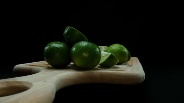 Close Vibrant Slice Fresh Lime Rests Rustic Wooden Cutting Board — Stock Video