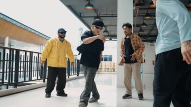 Profesyonel hipster hip-hop dansı yapıyor. Etrafı çok kültürlü arkadaşlarla çevrili. Hippi grup el çırptı ve profesyonel break dansçı sokak dansını teşvik etti. Açık hava sporu 2024 hiphop..