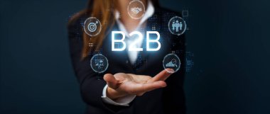 İş adamı B2B peyzajında geziniyor, iş-iş bağlantılarını geliştirmek için kullanım teknolojisi kullanıyor. B2B etkileşimlerini yeniden şekillendiren, iş-iş stratejilerinde yenilikleri yönlendiren keşifler