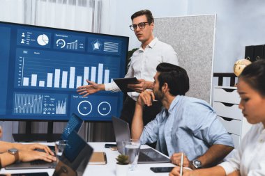 Ofiste sunum ya da analist ekibiyle toplantı odasında mali verileri analiz etmek için BI Fintech 'i kullanmak. İş adamları stratejik planlama için TV ekranında BI gösterge panelini inceliyor.