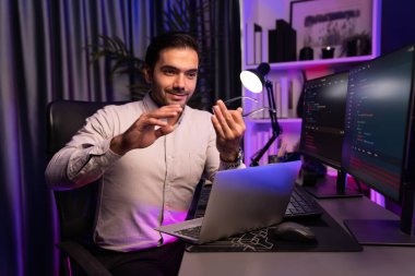 Neon Light Office 'teki hata kodlama sistemindeki sorunu çözmek için uygulama ekibi kaydı üzerinden bilgisayar üzerinden bilgisayar geliştirme toplantısı, internet sitesi veritabanı sunumu kavramı. Tahmin et..