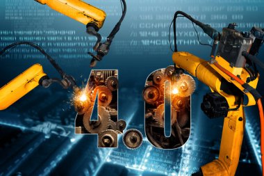 Sanayi 4.0 veya 4. endüstriyel devrimin otomasyon üretim sürecini ve IOT yazılımını gösteren dijital fabrika üretim teknolojisi için MLP Smart Industry robot kolları.