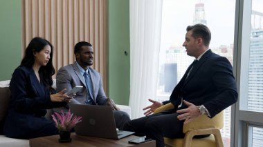 Şehir siluetine bakan süslü ofis, çeşitlilik uzmanlığı iddialı iş genişletme veya stratejik pazarlama tartışmaları. Finansal danışman, danışmanlık sektörü öngörüleri ve fikir verir