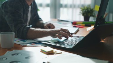 Akıllı iş adamının eli ile toplantı masasında otururken ev planlarını seçmesini kapat. İç tasarım için hava görünümü ve renk paletleri kullanarak renk teması seçin. Sempozyum.