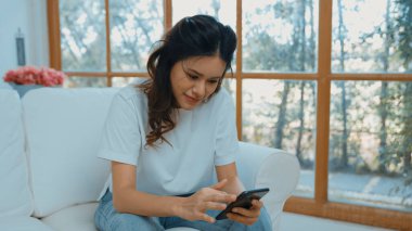 Genç bir kadın internet üzerinden alışveriş yapmak için internet üzerinden internet üzerinden internet üzerinden alışveriş yapıyor. Modern ve konforlu çevrimiçi alımlar güvenli ve uygun alışverişleri sağlar.