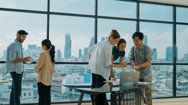 Bir grup iş adamı pazarlama planı hakkında beyin fırtınası yapıyor. Modern ofiste çalışan, konuşan, finansal strateji sunan profesyonel çok kültürlü iş ekibi. İzleme
