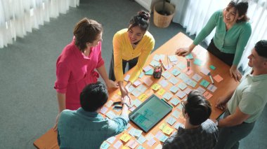 Zeki iş adamlarının el sıkışması ve kontrat yapmaları. Birlikte çalışan mimar mühendisinin hava görüşü ve planlar ve notlarla masada proje veya plan yapmak. Sempozyum.