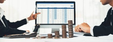 Kurumsal muhasebeci, vergi iadelerini hesaplamak ve maksimuma çıkarmak için dizüstü bilgisayar üzerinde muhasebe yazılımı kullanır ve Panorama 'daki iş yatırım yığını madeni para konseptiyle finansal performansı artırır. Kurnaz.