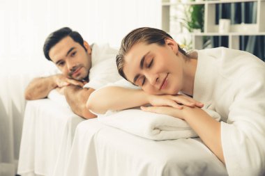 Kafkas çift müşterisi stres önleyici spa masajının keyfini çıkarıyor ve lüks otel veya oteldeki gündüz açık hava ortamında güzellik teniyle eğleniyor. Sessiz.