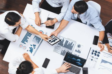 Üst düzey analist ekibi toplantı odasındaki mali verileri analiz etmek için BI Fintech 'i kullanıyor. İş anlayışı ve stratejik pazarlama planlaması için kağıt üzerinde analitik BI gösterge paneli. Tedbirli