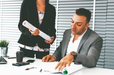 İş adamı yöneticisi, modern işyerinde çalışan iş kadınlarıyla görüşürken işleri kontrol ediyor. Kurumsal iş adamları konsepti. uds