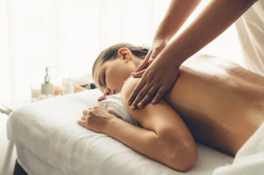 Kafkasyalı kadın müşteri stres önleyici spa masajının keyfini çıkarıyor ve lüks otel ya da oteldeki gündüz açık ortam güzellik salonunda güzellik teniyle eğleniyor. Sessiz.