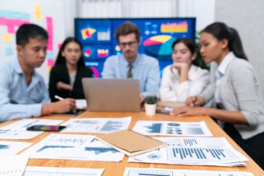 Finansal veri gösterge tablosuna odaklan ve iş adamlarından oluşan bir grup veya analist iş yatırım fırsatlarını analiz ederek araştırma, veri analizi ve pazar trendini gerçekleştir. Çok titiz.