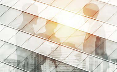 Ofis binası ve iş anlaşmasının başarısını gösteren grup toplantısıyla solmuş iş dünyasının soyut geçmişinin çift pozlu görüntüsü. uds