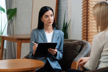 Psikolojik akıl sağlığı danışmanlığı ya da terapi seansındaki genç ve profesyonel bir hastadan akıl hastalığı teşhisi koyarken yardım istemek. Zihinsel tedavi seansı. Blithe