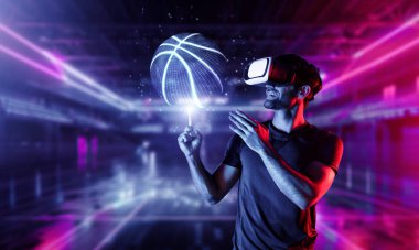 Kafkas sporcusu neon spor stadyumunda basketbol oynarken gündelik kıyafet ve sanal gerçeklik gözlüğü takıyor. Sporcu arenasında dururken elinde basketbol hologramı tutan bir sporcu. Sapma.