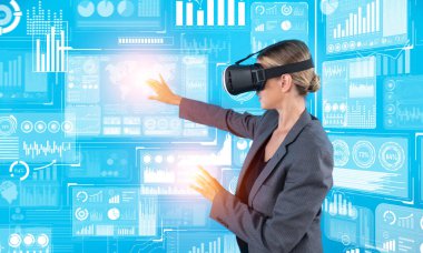 Beyaz iş kadını sanal gerçeklik gözlüğü kullanarak hologram pazarlama stratejisi hologramında dururken finansal veri analizlerine bakıyor. Borsa grafiğine bakan akıllı bir proje yöneticisi. Kısıtlanma.