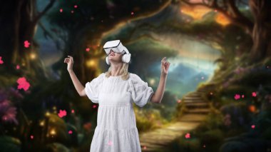 Heyecanlı kadın kollarını uzatarak VR giyiyor. Harikalar Diyarı 'nda temiz hava alıyor. Bokeh neon meta dünyasında fantezi sıcak güneş ışığındaki orman çiçekleri gibi yere düşüyor. Kısıtlanma.
