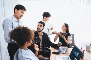 Mutlu iş adamları birlikte çalışır, şirket ofisinde tartışırlar. Profesyonel ve çeşitlilik takım çalışması iş planını bilgisayarda tartışır. Modern çok kültürlü ofis çalışanı. Uyum