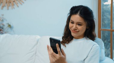 Genç bir kadın internet üzerinden alışveriş yapmak için internet üzerinden internet üzerinden internet üzerinden alışveriş yapıyor. Modern ve konforlu çevrimiçi alımlar güvenli ve uygun alışverişleri sağlar.