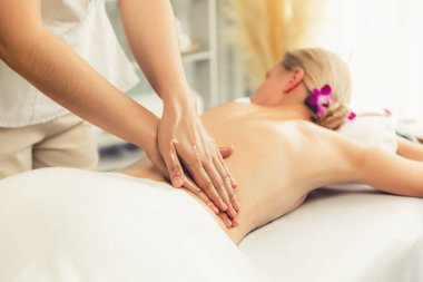 Kafkasyalı kadın müşteri stres önleyici spa masajının keyfini çıkarıyor ve lüks otel ya da oteldeki gündüz açık ortam güzellik salonunda güzellik teniyle eğleniyor. Sessiz.