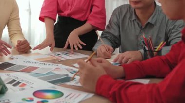 Grafik tasarımı için beyin fırtınası yapan ve renk seçimi yapan yavaş çekim tasarımcısı takımı ya da tasarımcı bürosunda krom danışmanlığı tavsiye isteyen bir müşteri. Değiştirilmiş
