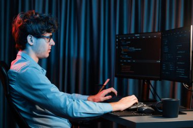 Uygulama pc ekranları ile çevrili çevrimiçi yazılım geliştirme bilgilerini yoğunlaştıran IT geliştiricisi, neon modern ofis evindeki web sitesinde yazılım için program yaratıyor. Toplayıcı.