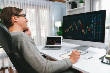 Akıllı borsa yatırımcıları bilgisayar ve laptop ekranından ilginç borsa takası seçmek için komisyoncuları arıyor, modern işyerindeki veri grafiğine gerçek zamanlı olarak bakıyor. Bireysel.