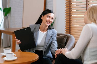 Psikolojik konsültasyon zihinsel problemde iyileşme kaydediyor. Terapi seansında mutlu genç bayan hasta iyileşiyor. Psikiyatrist de akıl hastalığı teşhisi koyuyor. Blithe