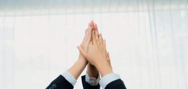 Ofis çalışanlarının el ele dizilmesi başarılı bir iş ortaklığı grubunu ve panoramik pankartta kamu işyerinde güçlü bir birlik takım çalışmasını sembolize ediyor. Kurnaz.