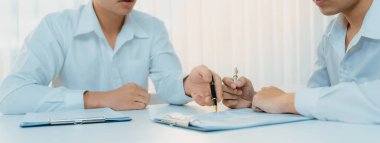 Şirket avukatının ya da hukuk bürosundaki avukat servisinin yardımıyla balyayla ilgili sözleşme imzalama belgesi. İşletme yatırımı ve yasal işlemlerin tamamlanması. Kurnaz.