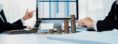 Kurumsal muhasebeci, vergi iadelerini hesaplamak ve maksimuma çıkarmak için dizüstü bilgisayar üzerinde muhasebe yazılımı kullanır ve Panorama 'daki iş yatırım yığını madeni para konseptiyle finansal performansı artırır. Kurnaz.