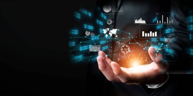 İş adamı, tahmin edilen büyük veri modellerinden gerçek zamanlı analizlere uzanan eğilimleri ve görüşleri ortaya çıkarmak için veri analizlerini derinlemesine inceleyerek, veri güdümlü kararların analitik endüstrileri nasıl ileri götürdüğünü öğrenir Faas